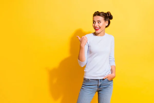Photo Positive Shocked Lady Find Incredible Promo Point Empty Space — Stock Photo, Image