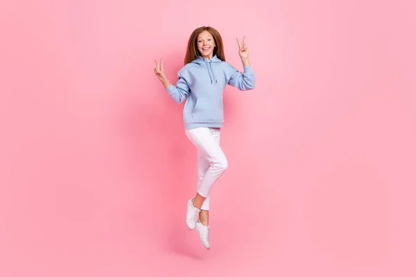 Helkroppsporträtt Överlycklig Glad Glad Flicka Hoppning Visar Tecken Isolerad Rosa — Stockfoto