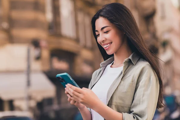 Foto Van Schattige Zoete Vietnamese Dame Gekleed Groen Shirt Chatten — Stockfoto