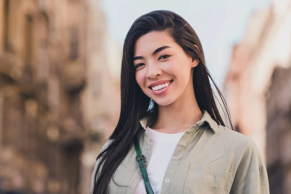 Foto Positiv Söt Vietnamesisk Dam Klädd Grön Skjorta Njuter Sommar — Stockfoto