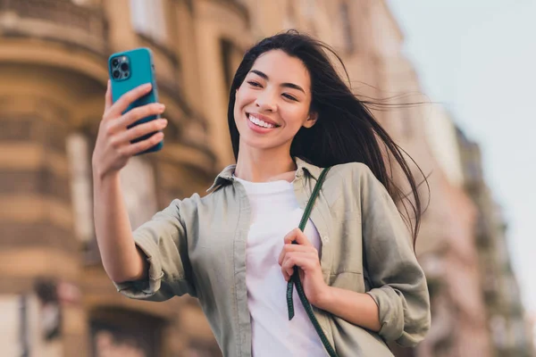 달콤하고 매력적 아시아인 여성의 사진은 카키색 셔츠를 셀카를 밖에서 햇살을 — 스톡 사진