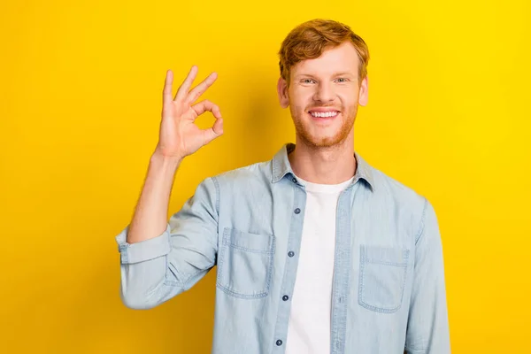 Foto Retrato Chico Joven Guapo Sonrisa Mostrar Símbolo Okey Buena —  Fotos de Stock