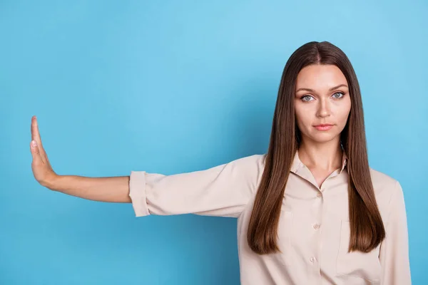 Foto Linda Niña Molesta Estiramiento Mano Mostrando Lado Gesto Declive — Foto de Stock