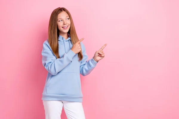 Portraitfoto Von Jungen Hübschen Kleinen Schulmädchen Tragen Stilvolle Kapuzenpullover Aussehen — Stockfoto