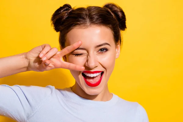 Foto Von Entzückend Gute Laune Fröhliche Frau Zeigt Zeichen Flirten — Stockfoto