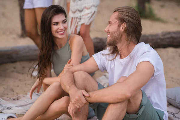 Photo Millennial Couple Sit Talk Wear Casual Cloth Beach — Stock Photo, Image