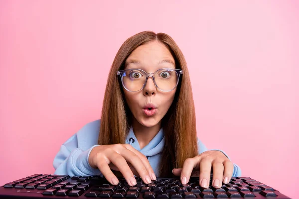 Portret Van Gek Onder Indruk Persoon Typen Toetsenbord Pruilde Lippen — Stockfoto