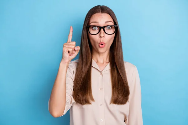 Foto Von Netten Netten Mädchen Mit Langen Haaren Gekleidet Beige — Stockfoto