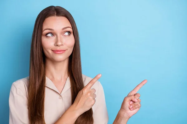 Porträtt Trevlig Söt Vacker Kvinna Med Rak Frisyr Klädd Beige — Stockfoto