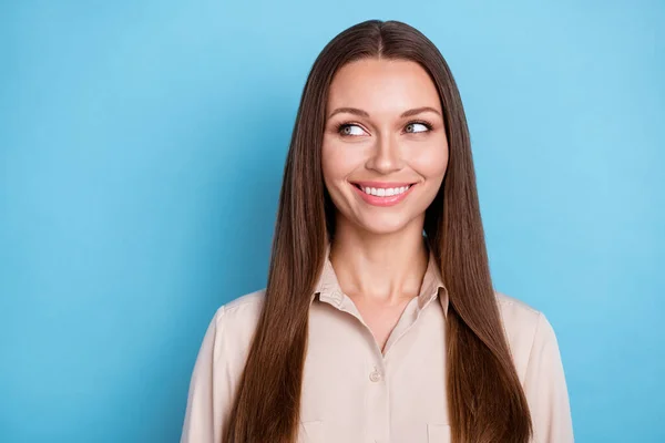 Foto Menina Adorável Lindo Agradável Com Penteado Reto Usar Blusa — Fotografia de Stock