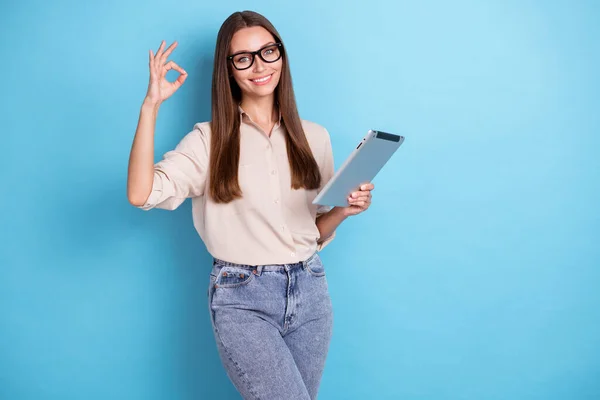 Foto Dejlig Smuk Tilfreds Dejlig Pige Klædt Beige Bluse Jeans - Stock-foto