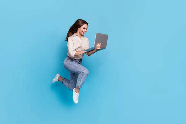 Helkroppsfoto Optimistiska Tusenåriga Dam Hoppa Ser Laptop Slitage Skjorta Jeans — Stockfoto