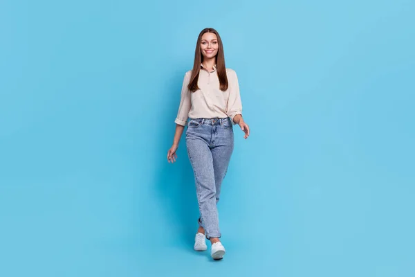 Pełnowymiarowe Zdjęcie Optymistycznej Młodej Damy Wear Grey Shirt Jeans Shoes — Zdjęcie stockowe