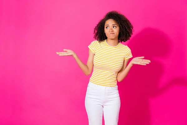 Foto Retrato Una Mujer Joven Agradable Usar Camiseta Encogimiento Hombros — Foto de Stock