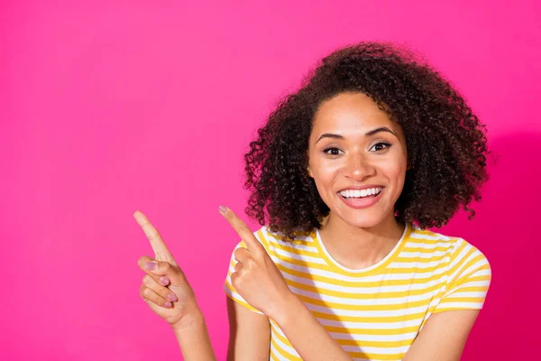 Primer Plano Foto Joven Encantadora Apuntar Las Compras Espacio Vacío —  Fotos de Stock