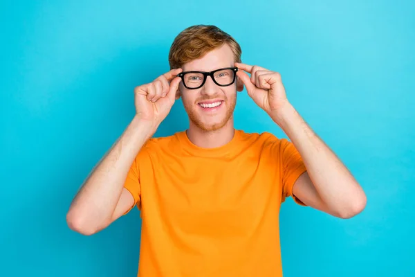 Foto Hombre Alegre Satisfecho Buen Humor Desgaste Traje Moda Brazo —  Fotos de Stock