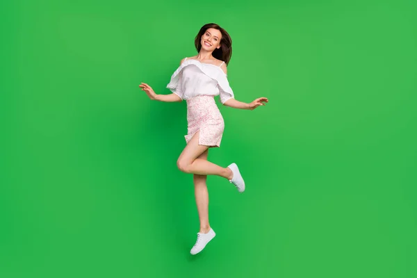 Полноразмерный Портрет Восхищенной Девушки Прыгающей Парашютом Имеет Хорошее Настроение Зеленом — стоковое фото