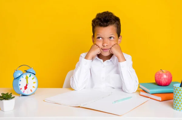 Foto Pessoa Criativa Olhar Interessado Espaço Vazio Brainstorming Isolado Fundo — Fotografia de Stock