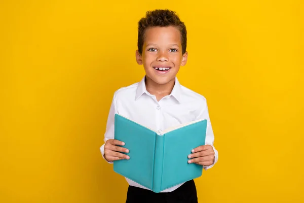 Fotografie Roztomilé Pozitivní Chlapec Nosit Stylové Oblečení Ruce Studené Copybook — Stock fotografie