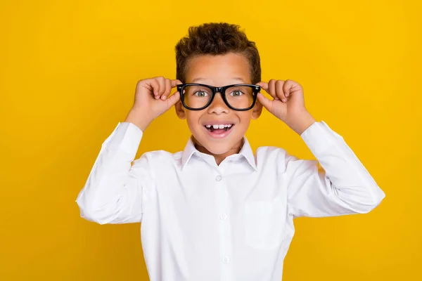 Foto Inteligente Satisfeito Muito Menino Braço Toque Óculos Alegrar Escolher — Fotografia de Stock