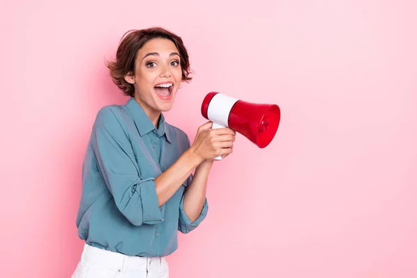 Profiel Foto Van Gekke Positieve Meisje Handen Houden Luidspreker Zeggen — Stockfoto