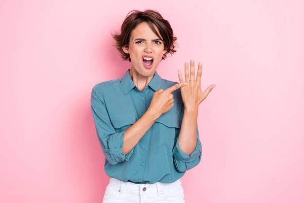 愤怒女孩的照片表明 没有订婚戒指的手指被粉色背景隔开 — 图库照片