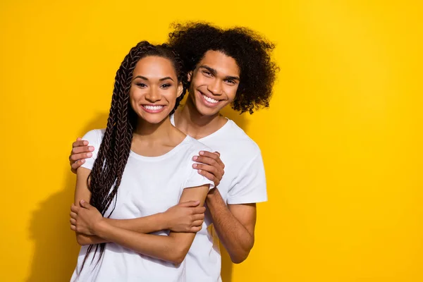 Retrato Dois Parceiros Positivos Idílicos Abraçar Ombros Toque Irradiando Sorriso — Fotografia de Stock