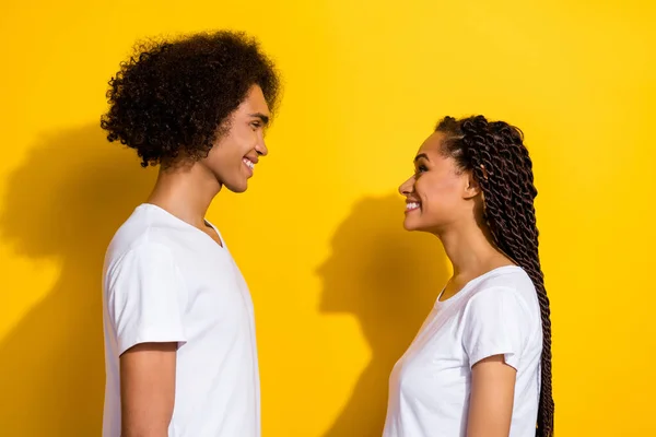 欢快的积极伴侣的肖像灿烂的微笑在黄色的背景上彼此隔离 — 图库照片