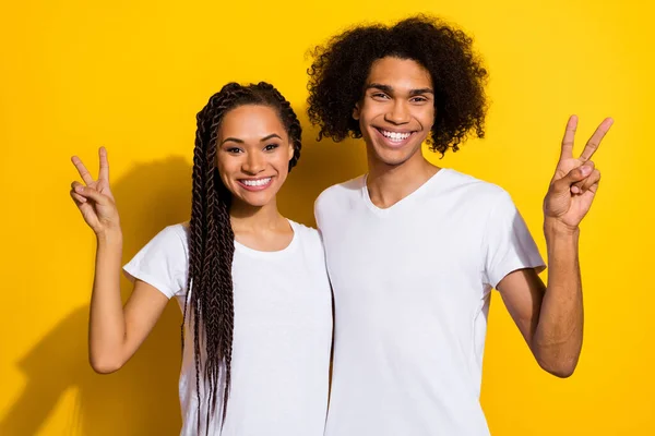 两只积极快乐的伴侣手指头的肖像显示出在黄色背景下孤立的V形标志 — 图库照片