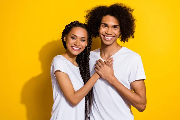 Portret Van Twee Positieve Idyllische Partners Knuffelen Aanraking Handen Geïsoleerd — Stockfoto