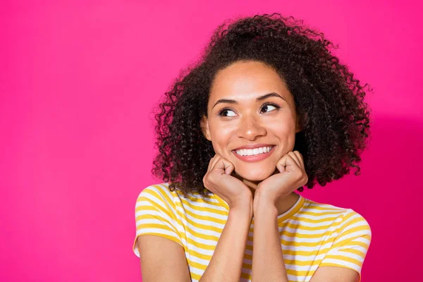 Primeros Planos Foto Jóvenes Atractivos Gorgeos Mujer Agradable Toque Mejillas —  Fotos de Stock