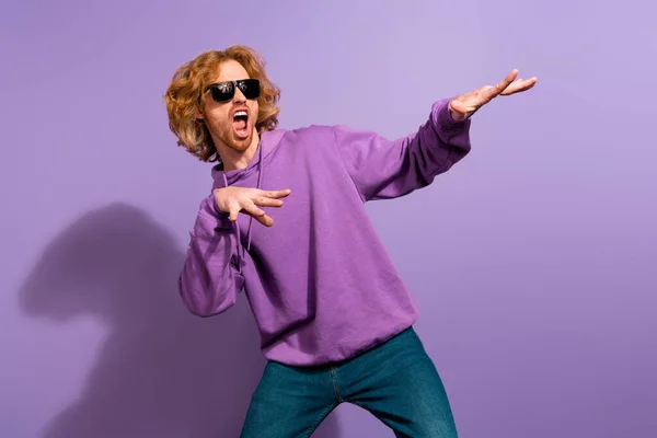 Foto Van Gekke Baard Jonge Man Dansen Zingen Dragen Zonneglas — Stockfoto