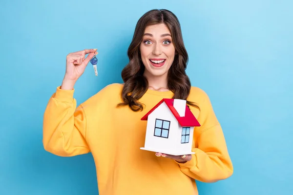 Foto Retrato Menina Bonita Segurar Novo Apartamento Casa Chave Miniatura — Fotografia de Stock