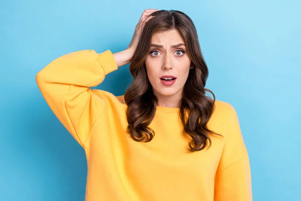 Foto Retrato Impresionante Joven Cabeza Táctil Confundido Desorientado Vestido Elegante — Foto de Stock