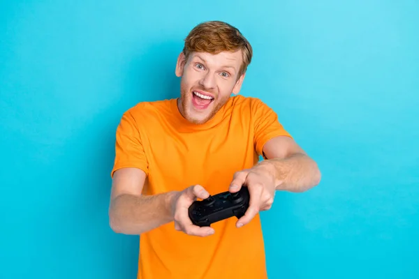 Foto Van Onder Indruk Rood Haar Man Playstation Dragen Oranje — Stockfoto