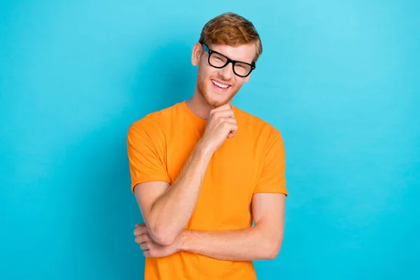 Foto Tipo Jengibre Usar Naranja Camiseta Gafas Aisladas Sobre Fondo —  Fotos de Stock