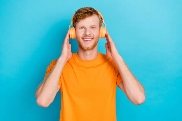 Foto Cara Bonito Encantador Vestido Laranja Roupas Braços Tocar Fones — Fotografia de Stock