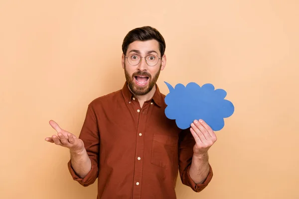 Retrato Pessoa Positiva Segurar Papel Figura Cartão Nuvem Falar Comunicar — Fotografia de Stock
