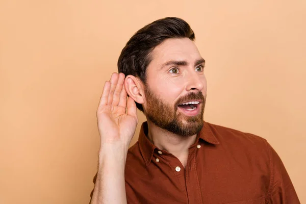 Retrato Braço Homem Alegre Positivo Perto Orelha Ouvir Interessado Escutar — Fotografia de Stock