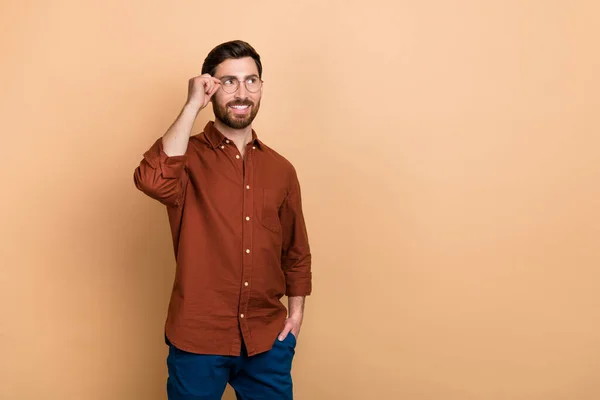 Retrato Personas Inteligentes Con Mentalidad Gafas Táctiles Parecen Interesados Espacio — Foto de Stock