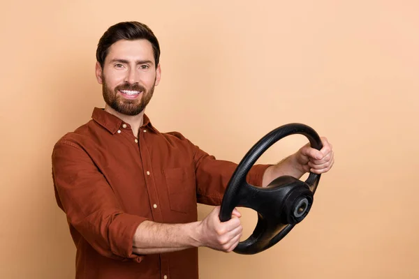 Retrato Las Manos Una Persona Positiva Sostiene Rueda Del Volante —  Fotos de Stock