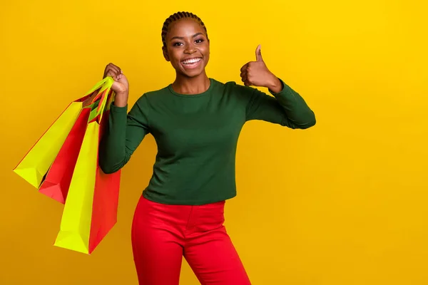 Fotografie Docela Sebevědomá Žena Nosit Zelenou Košili Drží Nakupující Palec — Stock fotografie