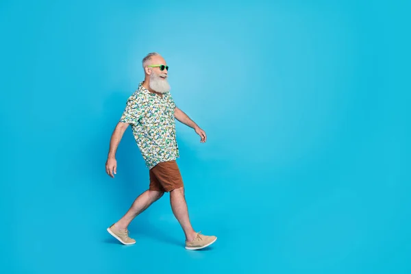 Retrato Foto Idade Pensionista Engraçado Animado Homem Usar Óculos Sol — Fotografia de Stock