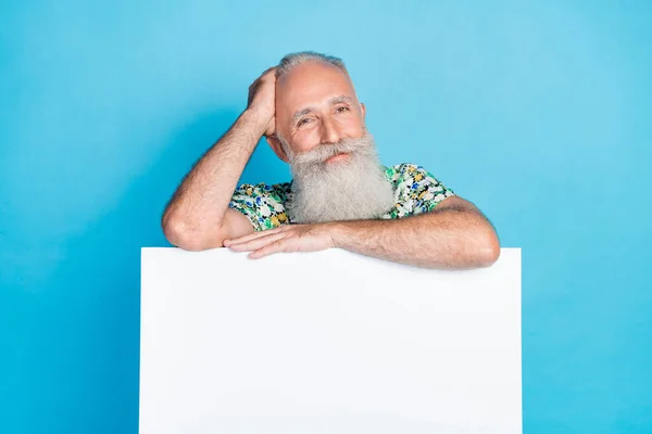 Photo Positive Aged Man Empty Space Billboard Isolated Blue Color — Stock Photo, Image