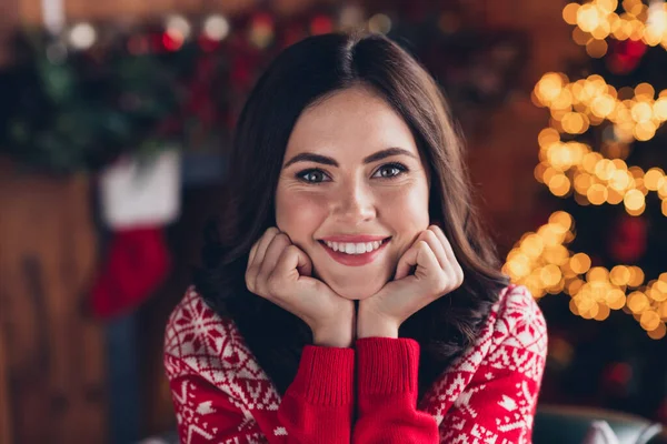 Портрет Досить Позитивної Леді Зубної Посмішки Руки Торкаються Щоки Різдвяний — стокове фото
