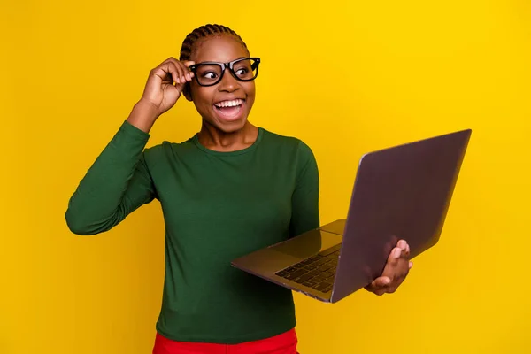 Foto Van Zoete Opgewonden Jonge Vrouw Dragen Groene Shirt Bril — Stockfoto