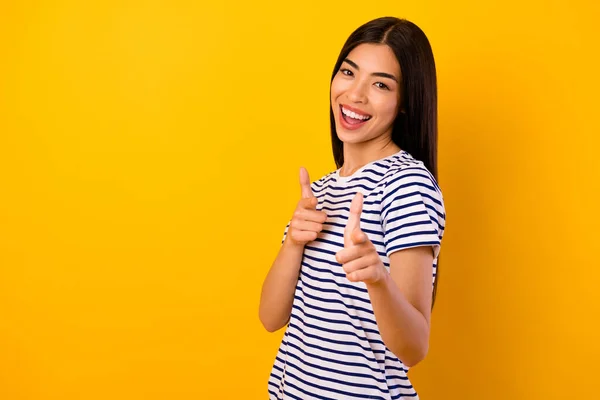 Foto Mulher Bonita Animado Usar Listrado Shirt Apontando Dedos Você — Fotografia de Stock