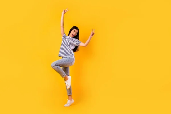 Retrato Longitud Completa Bastante Positivo Vietnamita Brazos Niña Dedos Muestran — Foto de Stock