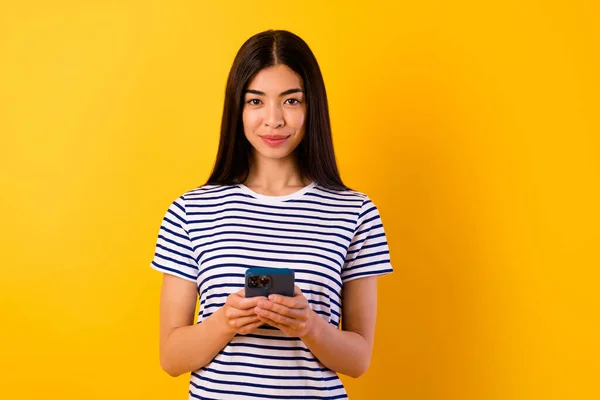 Foto Van Schattige Mooie Filipino Meisje Handen Houden Telefoon Typen — Stockfoto