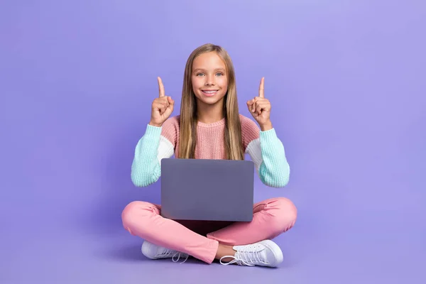 Foto Comprimento Total Menina Alegre Sentar Chão Mão Mostrar Espaço — Fotografia de Stock